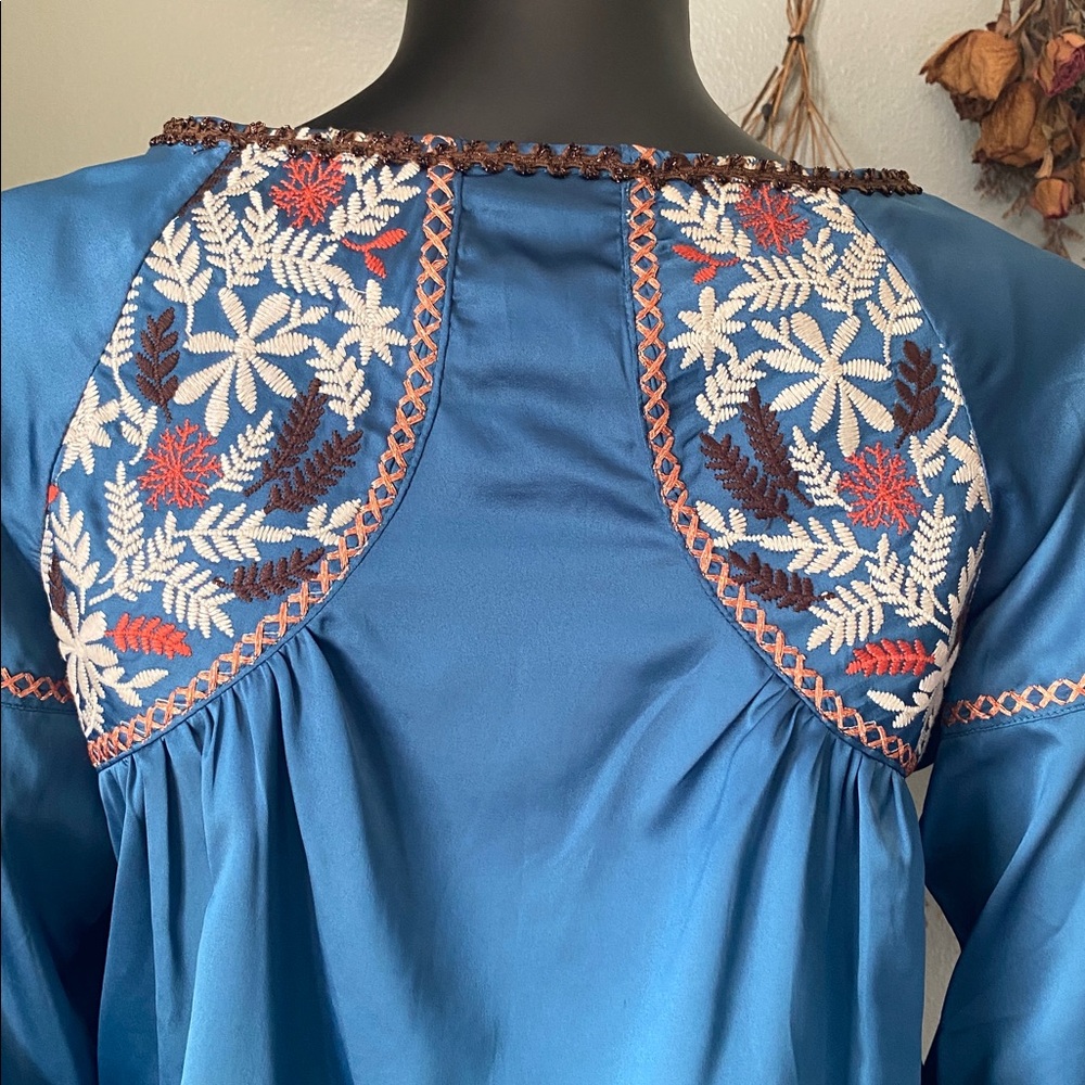 Hazel Blue Floral Embroidered Rodeo Festive Blouse NWoTs - Picture 10 of 13